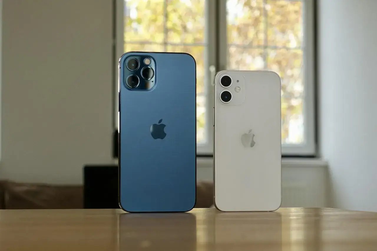 Dwa telefony iPhone: niebieski Pro i biały. Porównanie iphone 12 wymiary.