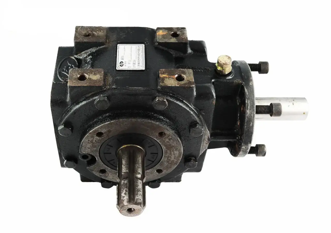Solidna przekładnia kątowa do kosiarki, gotowa do pracy.