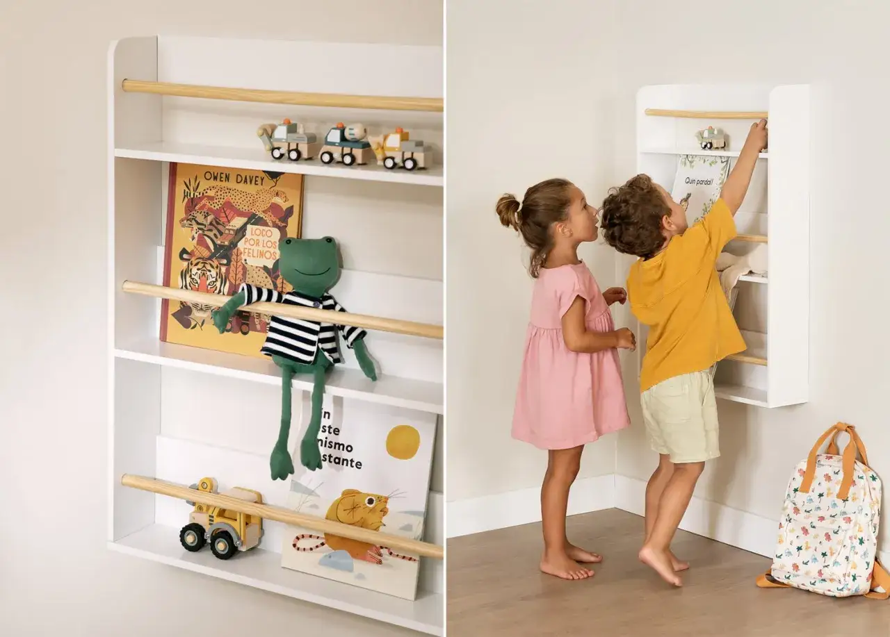 Scaffale bianco con libri, peluche e macchinine, ideale per idee stanza giochi bambini. Due bimbi curiosi esplorano i libri.