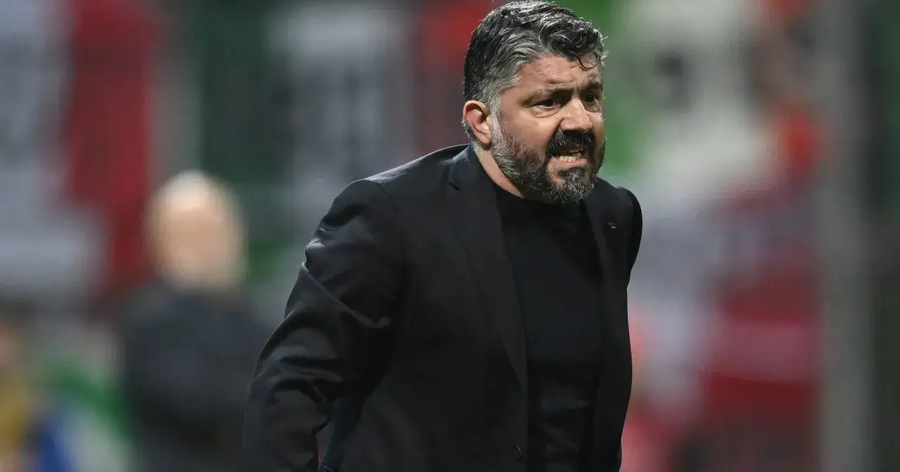 Gennaro Gattuso, zacięty trener, krzyczy na boisku.