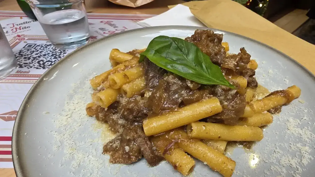Un piatto di pasta con ragù di carne, un classico da provare per scoprire cosa mangiare in Campania.