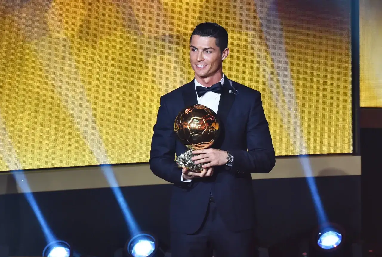 Cristiano Ronaldo z Złotą Piłką, nagrodą dla tego, kto ma najwięcej złotych piłek.