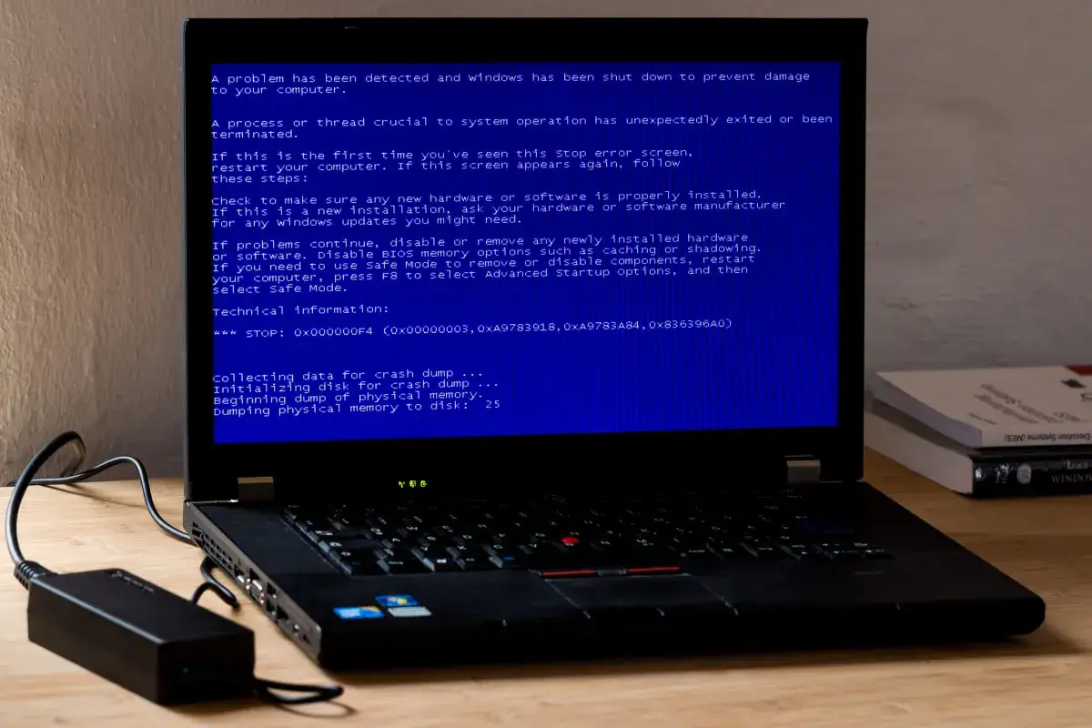 Portátil con pantalla azul de error de Windows. Es hora de comprobar la fuente de alimentación del PC.