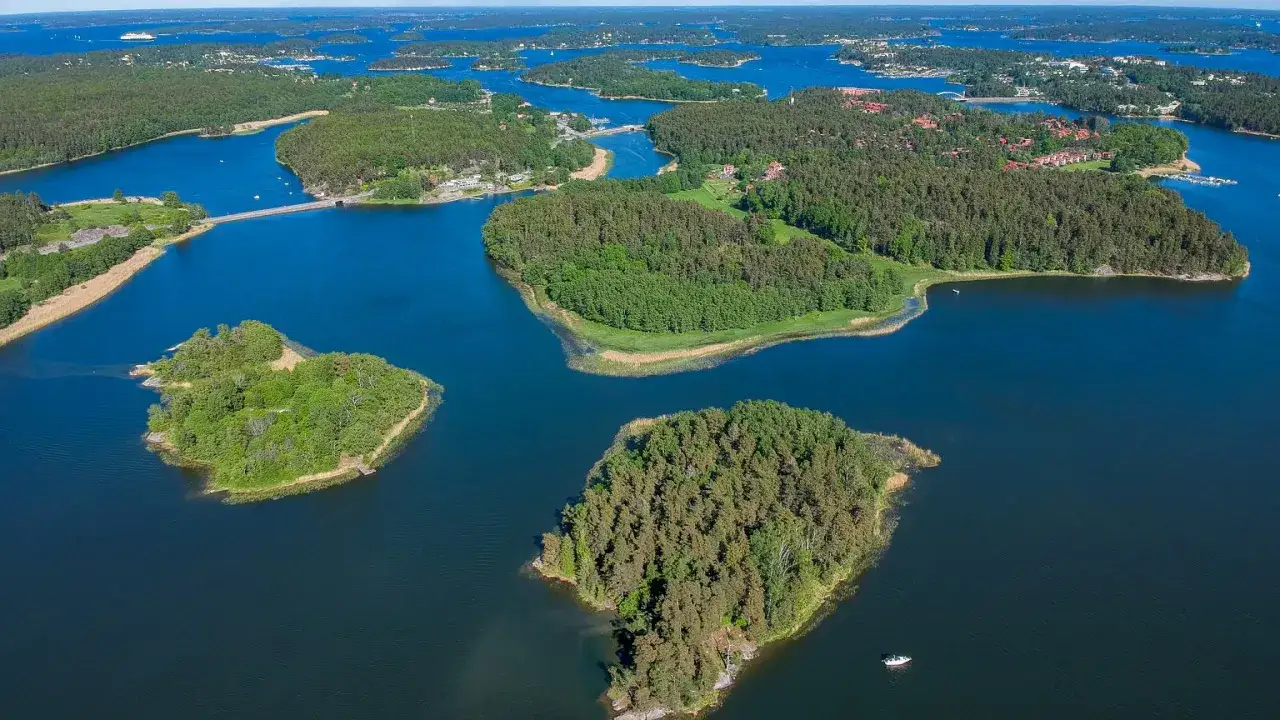 Archipelag wysp, lasów i wody – to szwecja najpiękniejsze miejsca. Widok z lotu ptaka na zielone wyspy i błękitne zatoki.