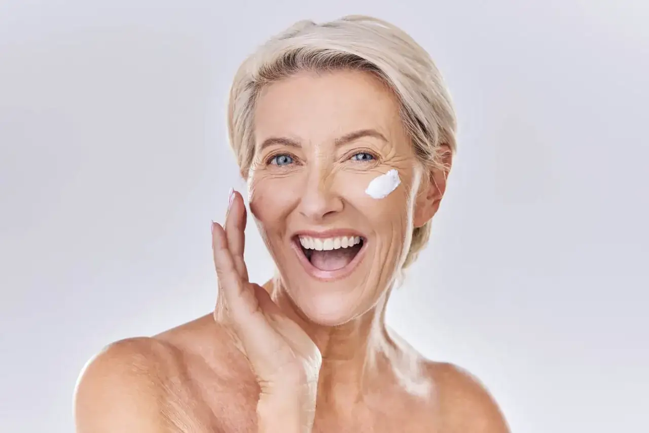 Kobieta 45+ pielęgnacja cery zmiany hormonalne
