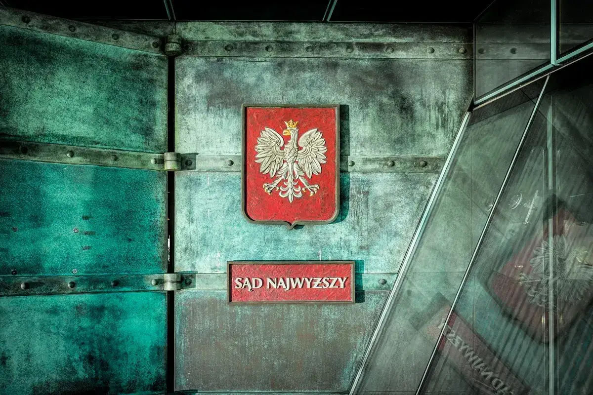 Drzwi Sądu Najwyższego z orłem. Po przegranej apelacji co dalej? Zastanawiasz się nad kolejnymi krokami prawnymi.
