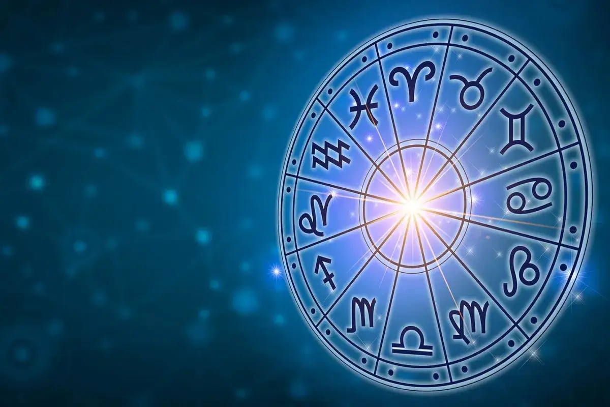 Koło zodiaku z symbolami, w tym Byk. Gwiazdy i światło w centrum.