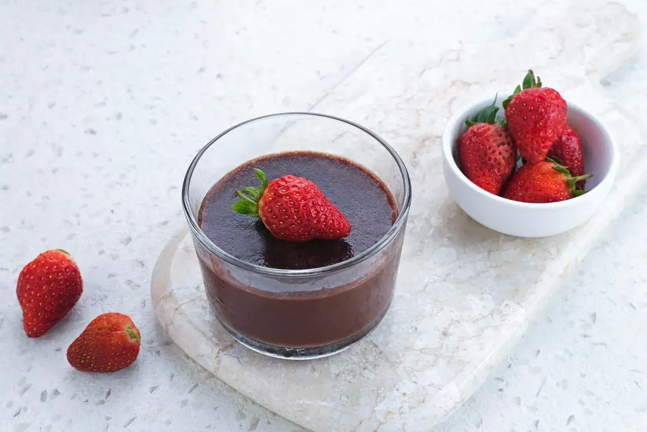 Chokladpudding med jordgubbar, perfekt f&ouml;r den som &auml;r propud gravid och vill ha n&aring;got gott.