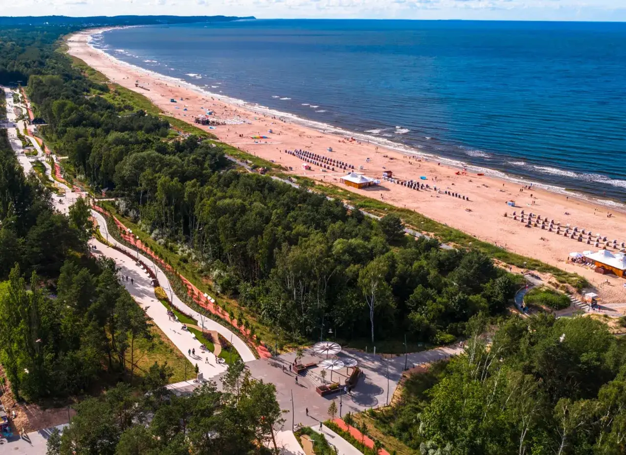 Idealne miejsce, gdzie pociągiem nad morze dotrzesz do pięknej plaży i lasu. Spacer ścieżkami wśród zieleni, a potem relaks nad Bałtykiem.
