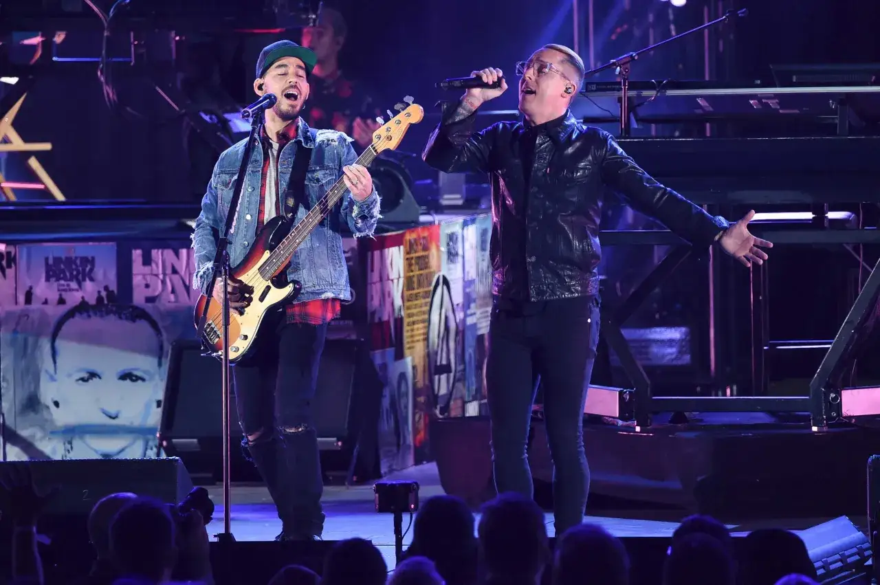 Mike Shinoda i Chester Bennington z zespołu Linkin Park na scenie.