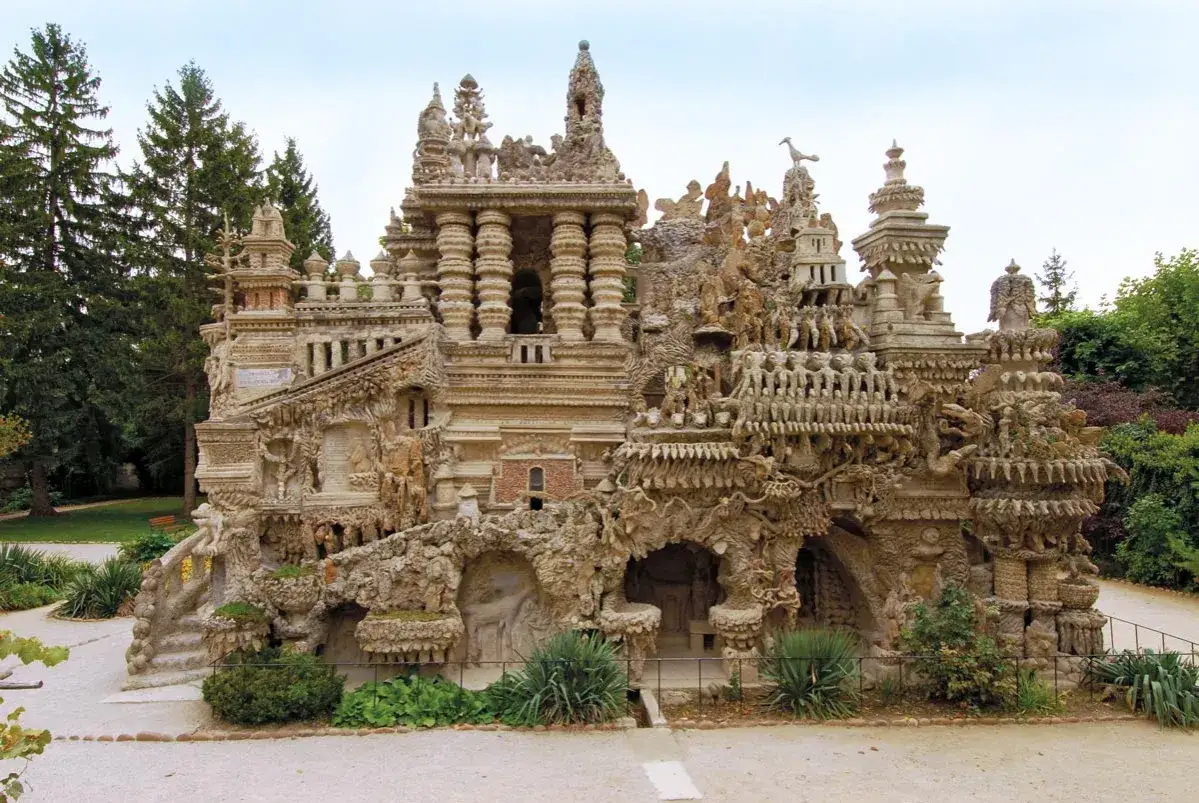 Le Palais Idéal du Facteur Cheval, une merveille architecturale unique, bâtie par Joseph Ferdinand Cheval.