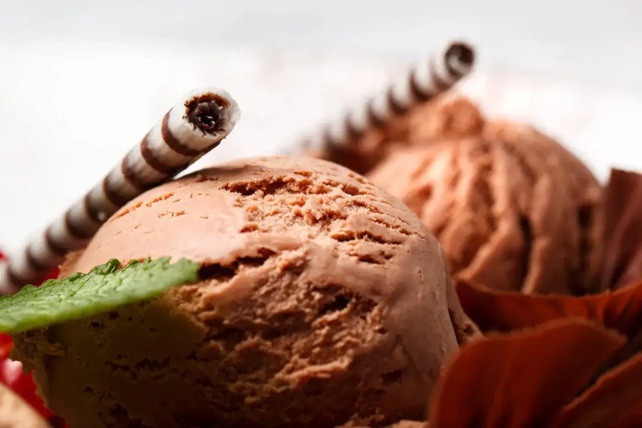 Pyszne, domowe lody czekoladowe z wafelkami i listkiem mięty. Idealne na upalne dni.