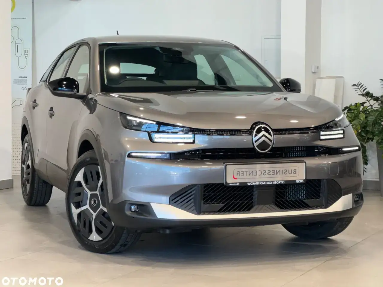 Nowy Citroën C4 w szarym kolorze, z nowoczesnymi światłami LED i charakterystycznym grillem.
