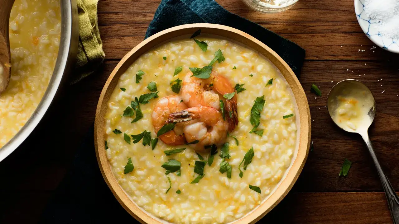 Cremiges Risotto mit Garnelen und Petersilie. Ein köstliches Gericht, das zeigt, was ist Risotto: ein italienischer Klassiker.