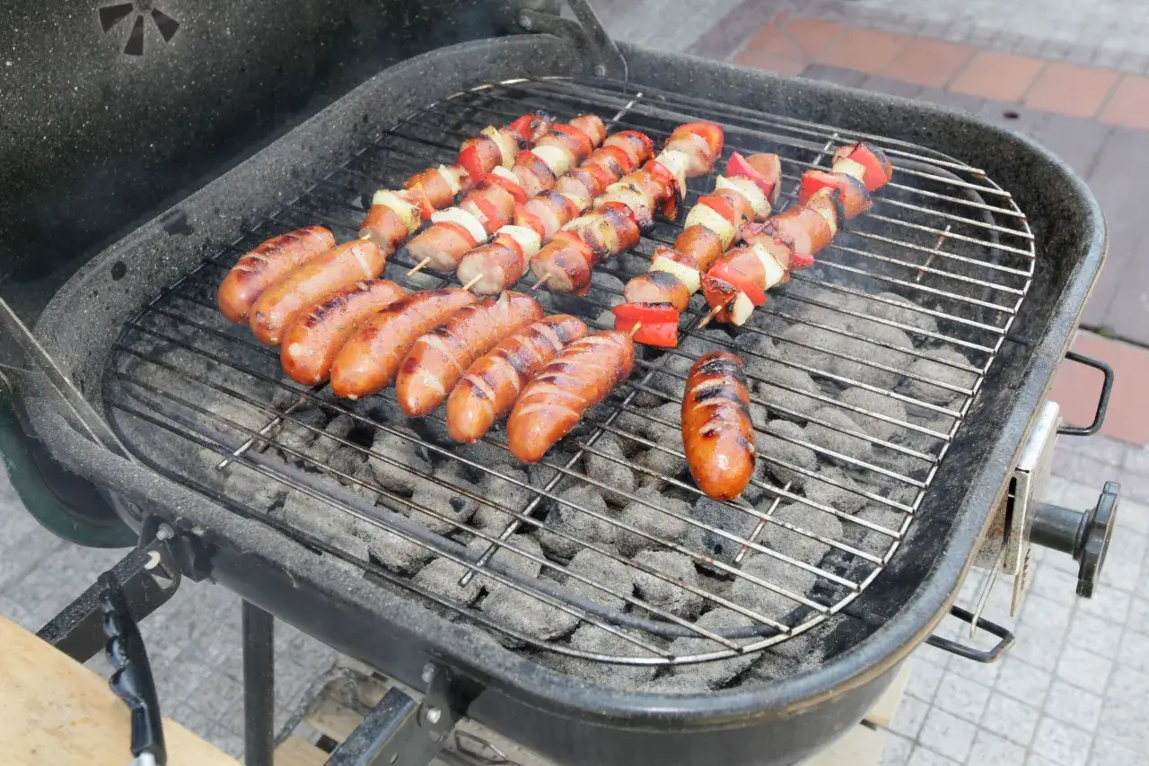 Kiełbaski i szaszłyki z papryką i cebulą pieką się na grillu. Czy można grillować na balkonie? To pytanie, na które odpowiedź zależy od regulaminu.