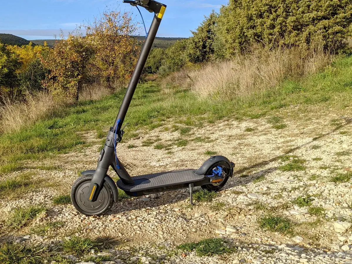 Trottinette Xiaomi sur un chemin de campagne. L'autonomie de cette trottinette permet d'explorer de beaux paysages.