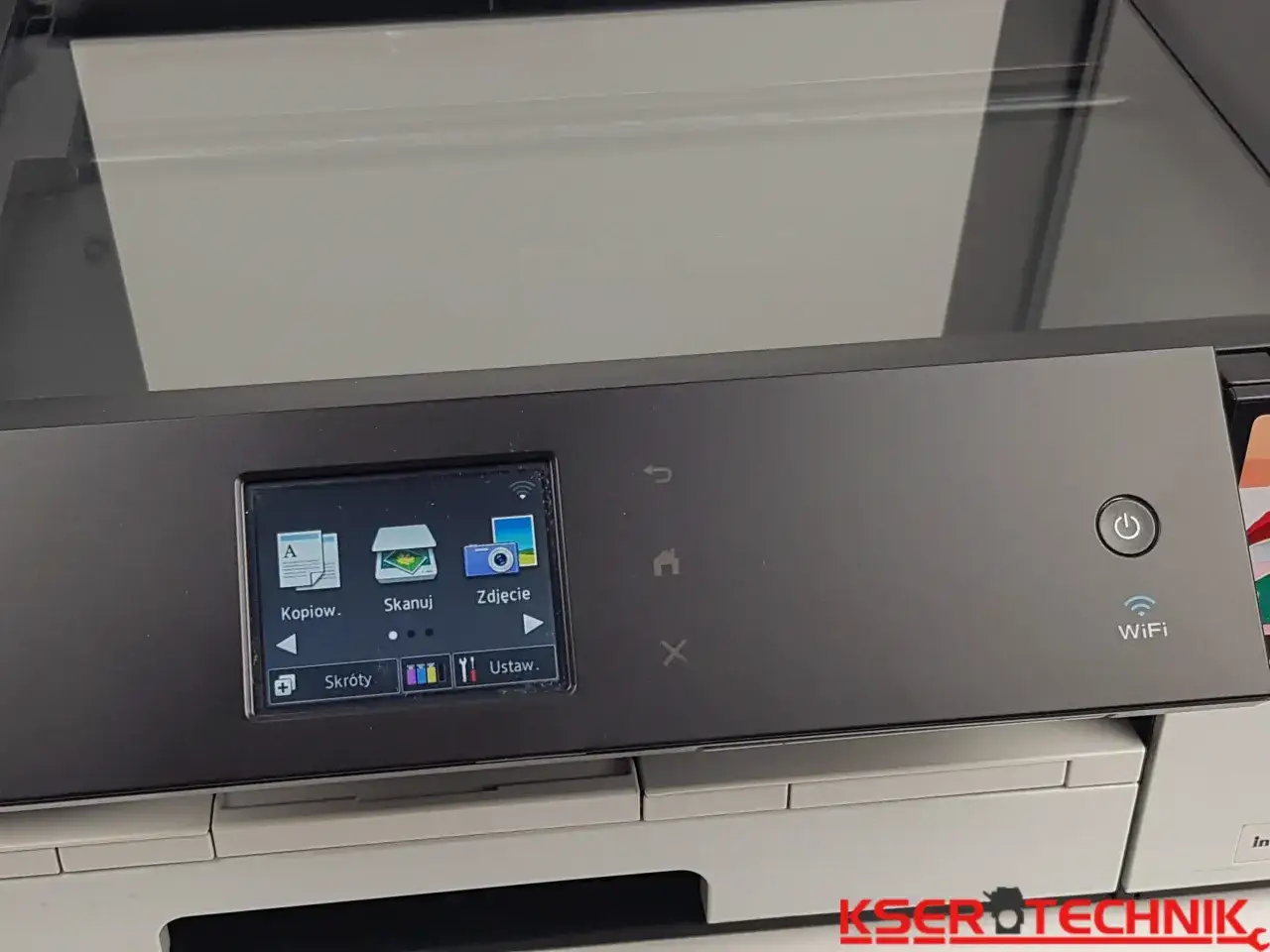 Panel sterowania drukarki DCP-J4120DW z opcjami kopiowania, skanowania i zdjęć.