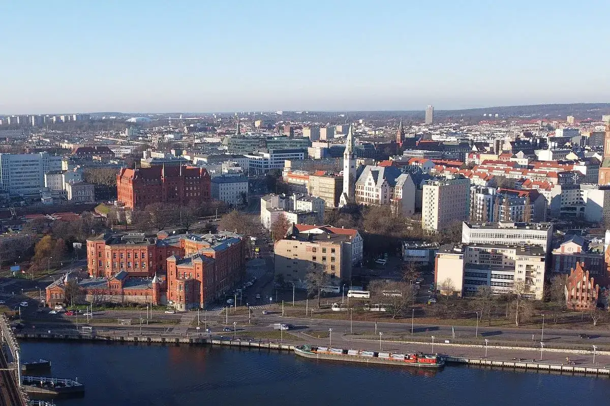 Szczecin atrakcje dla młodzieży: panorama miasta z Odrą, budynkami i mostem.