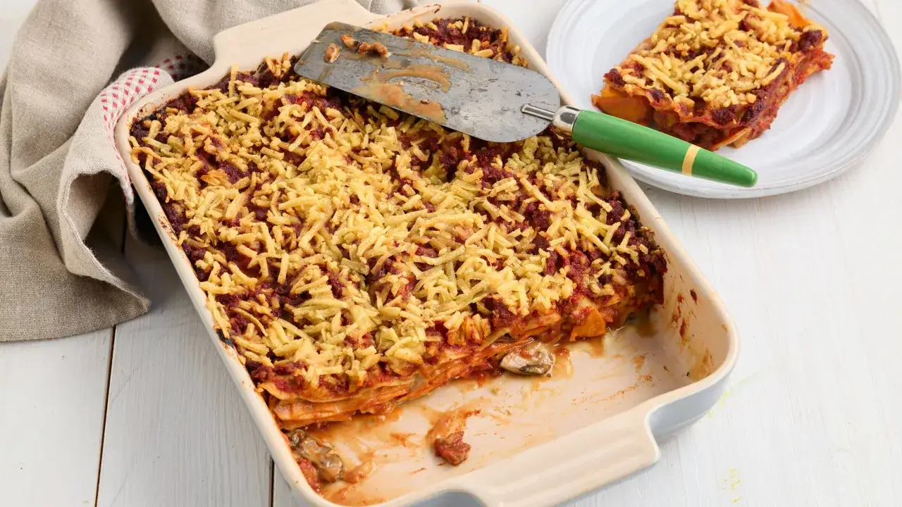 Herzhafte vegane Lasagne mit viel Gemüse, überbacken mit knusprigen Streifen. Ein Genuss für alle Sinne!