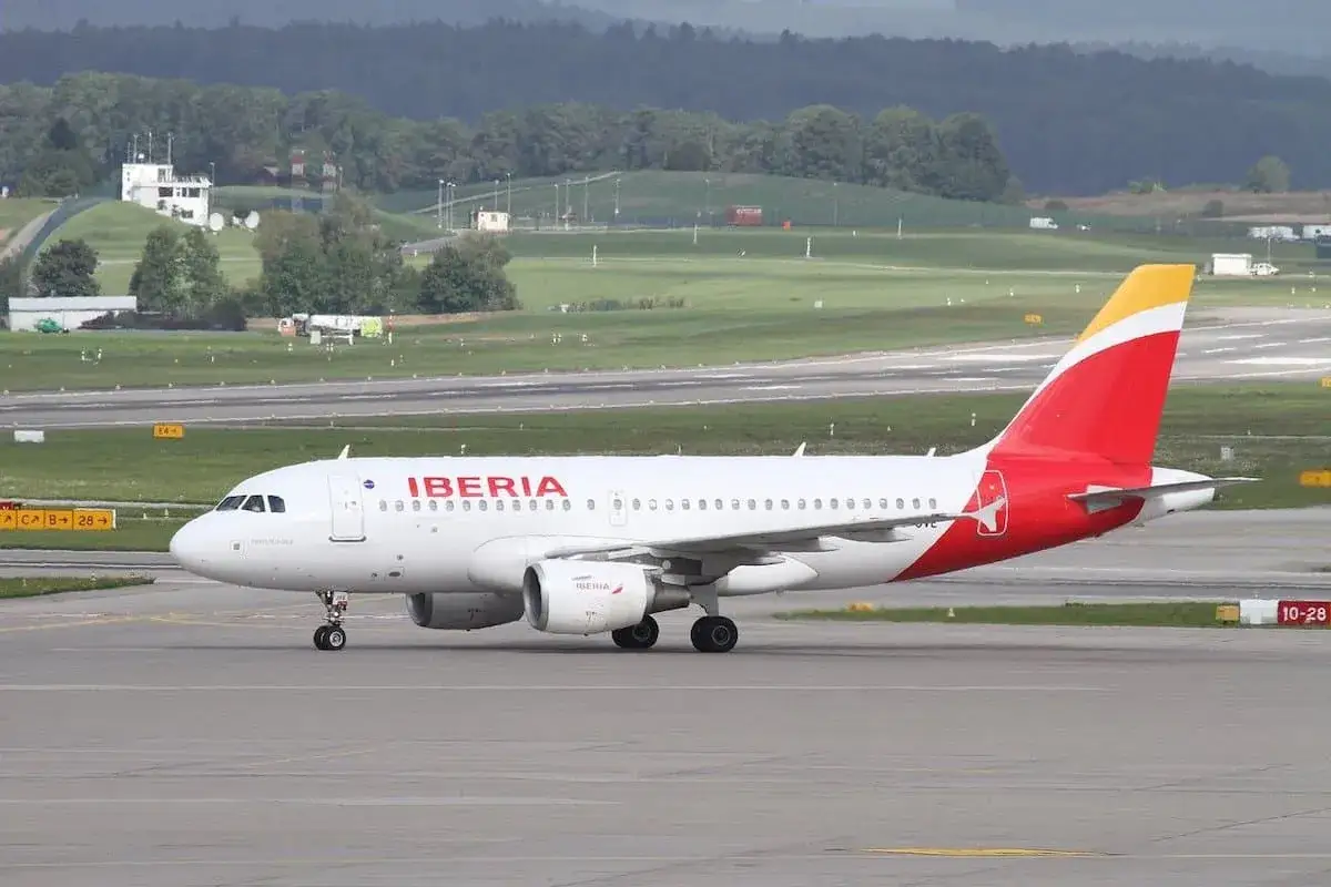 Samolot Iberia, hiszpańskie linie lotnicze, kołuje po płycie lotniska.