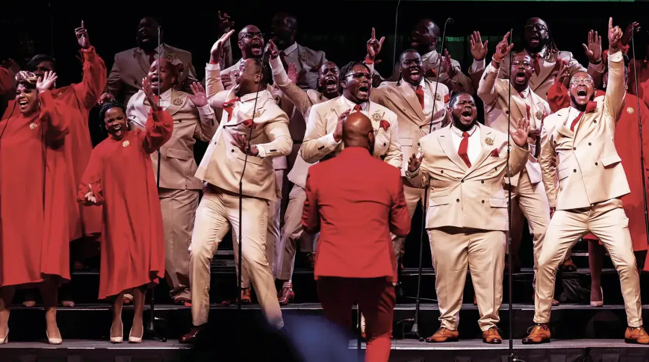 Chor in roten und beigen Anzügen singt mitreißende gospel songs zum mitsingen. Die Darsteller sind voller Energie und Leidenschaft.