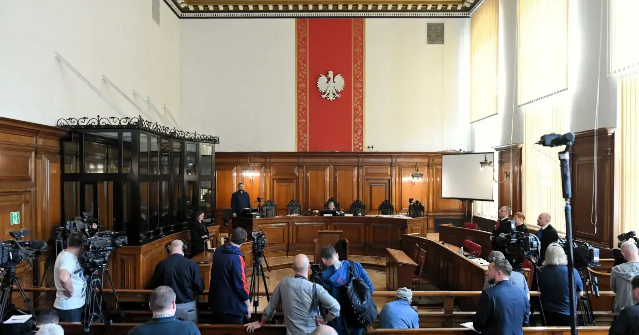 Sąd z bogatymi, **bursztynowo-złotymi** zdobieniami, gdzie kamery rejestrują przebieg rozprawy.