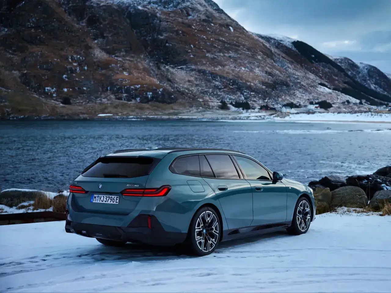 BMW i5 Touring na tle zimowego krajobrazu. Poznaj jego dane techniczne i możliwości w trudnych warunkach.