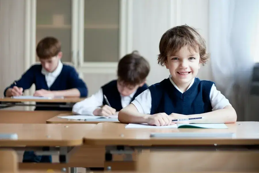 dziecko zdające egzamin w szkole, egzaminy edukacja domowa