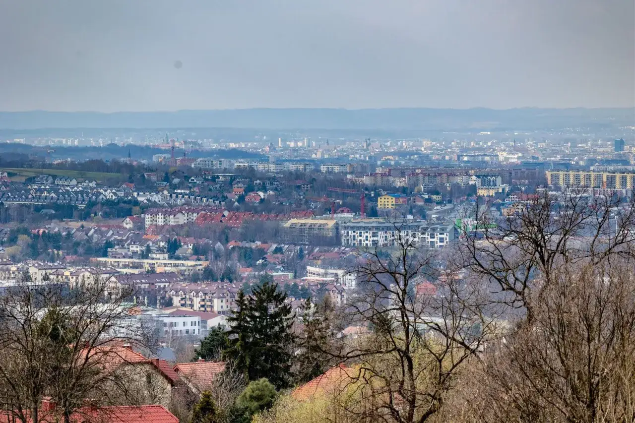 Rozległa panorama miasta z widokiem na zabudowania i wzg&oacute;rza. Piękny punkt widokowy Wieliczka oferuje widok na rozciągające się miasto.