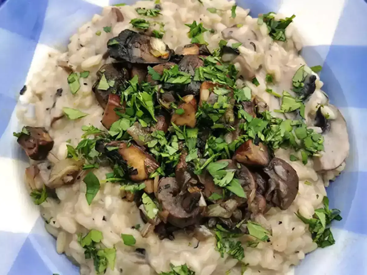 Krämig svamprisotto, perfekt för ett mysigt risotto recept. Toppad med sauterade champinjoner och färsk persilja.