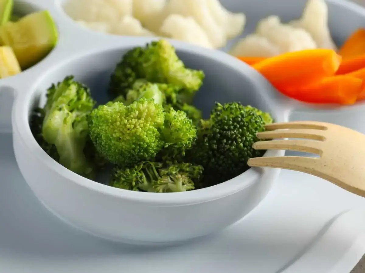 Brócoli cocido, listo para comer. El tiempo de cocción del brócoli es clave para su textura perfecta.