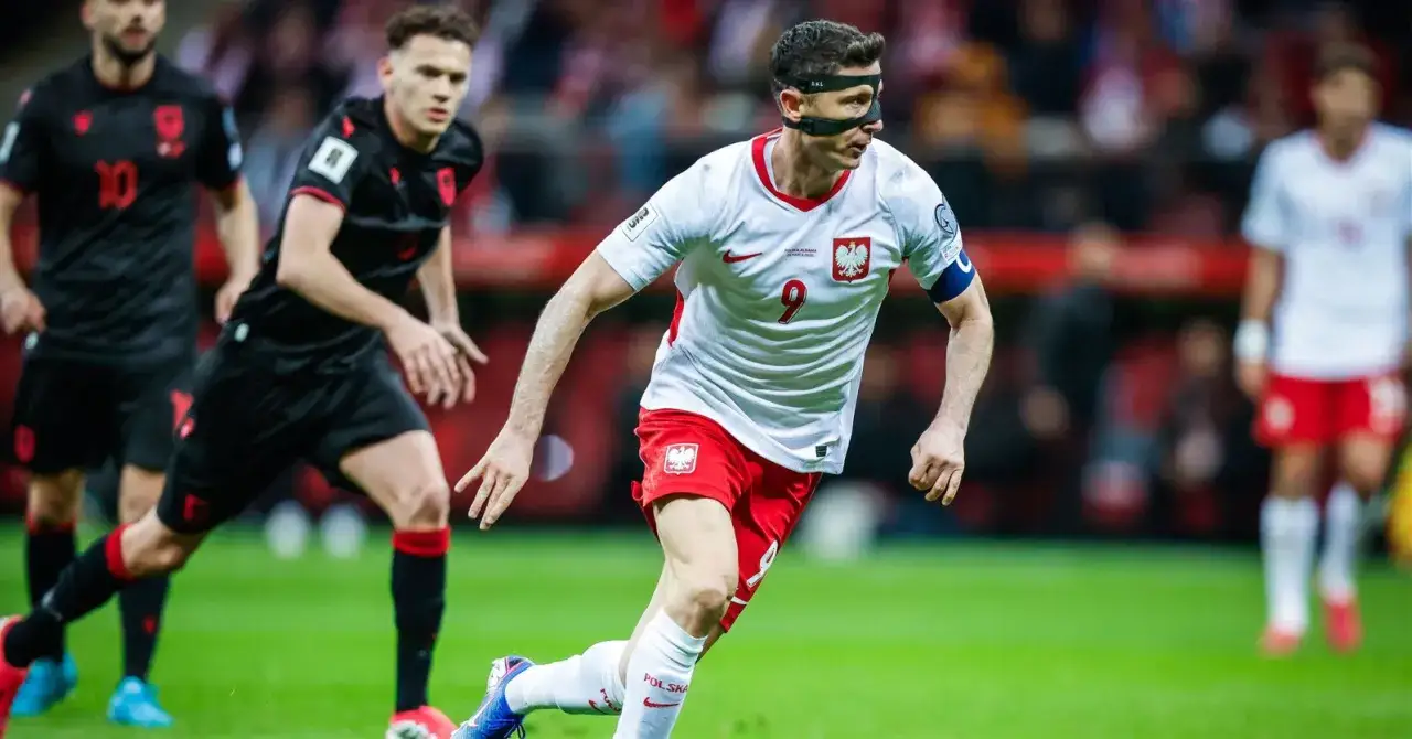 Robert Lewandowski w akcji podczas baraży do mistrzostw świata. Polscy piłkarze walczą o awans.