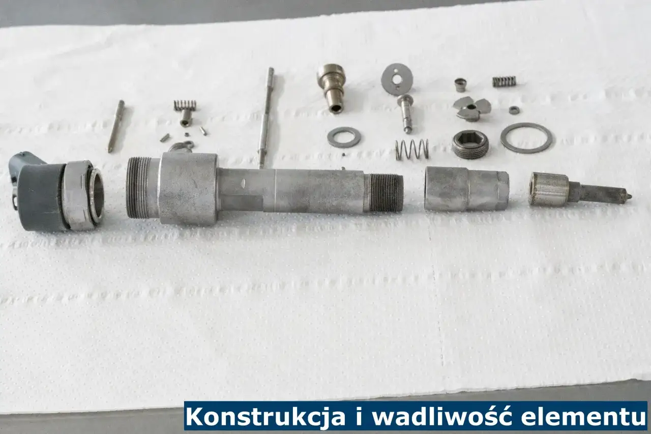 Rozłożony wtryskiwacz Bosch na częściach: korpus, iglica, sprężyna, uszczelki. Analiza budowy i wadliwych elementów.