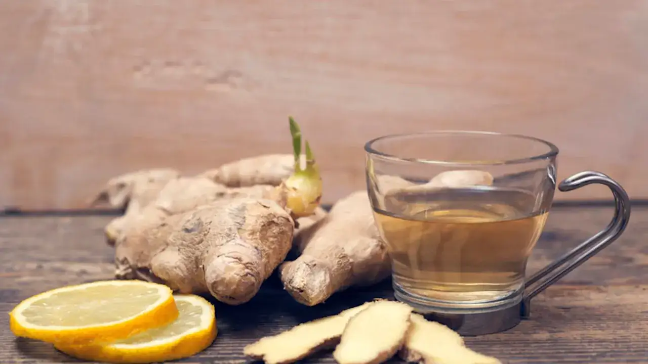 Radici di zenzero, fette di limone e una tazza di tisana. Scopri le incredibili propriet&agrave; dello zenzero per il tuo benessere.