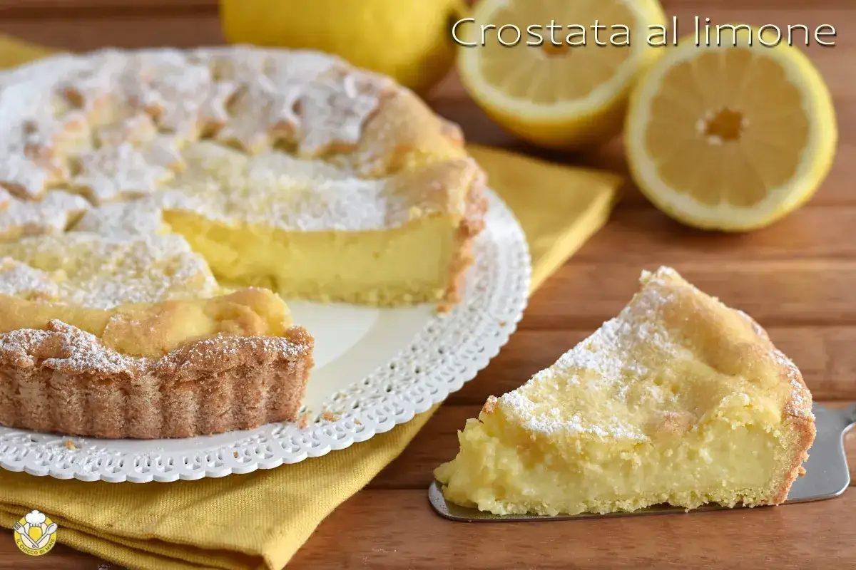 Una fetta di crostata al limone, con la sua base dorata e il ripieno cremoso, cosparsa di zucchero a velo.