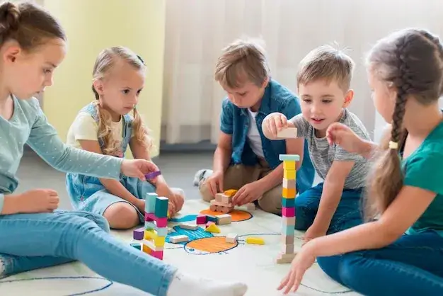 dzieci bawiące się razem w przedszkolu