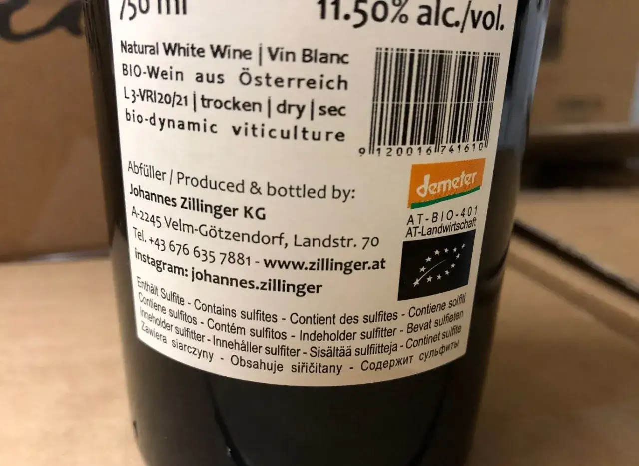 Etikett eines Bio-Weins aus &Ouml;sterreich. Hier steht, wo Sulfite enthalten sind: 