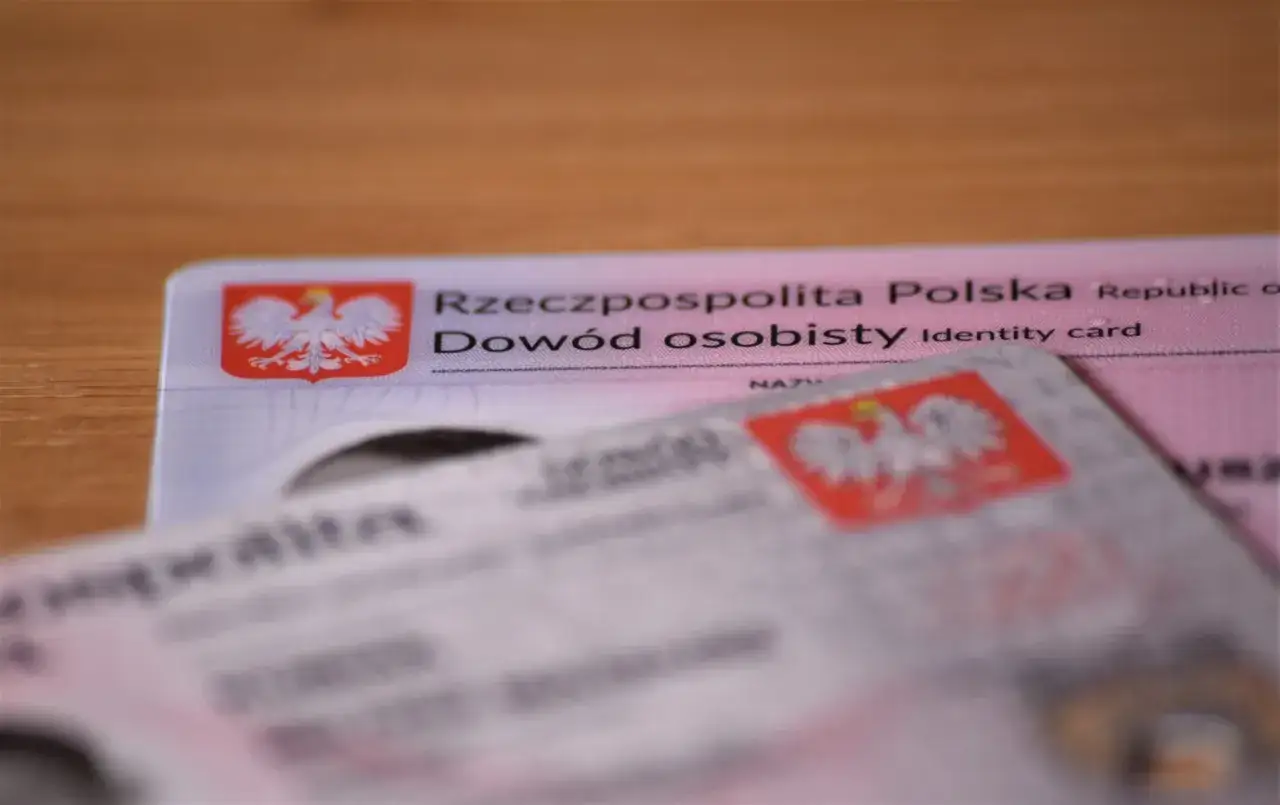 Zbliżenie na polski dowód osobisty. Zastrzeżenie dowodu osobistego to ważna czynność chroniąca przed wyłudzeniem.