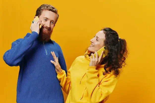 para rozmawia telefon uśmiech