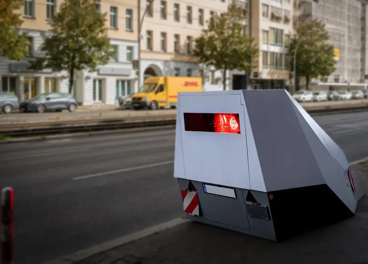 Ein moderner Blitzer steht am Stra&szlig;enrand. Verschiedene Blitzer Arten sind im Einsatz, um die Verkehrssicherheit zu erh&ouml;hen.