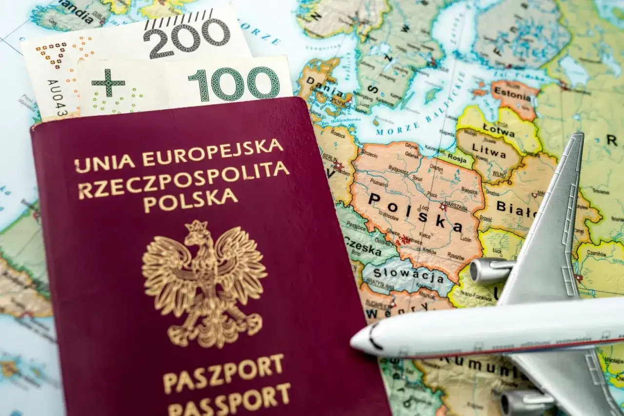 Polski paszport, banknoty i model samolotu na mapie Europy. Dowód tożsamości strefy eog gotowy do podróży.