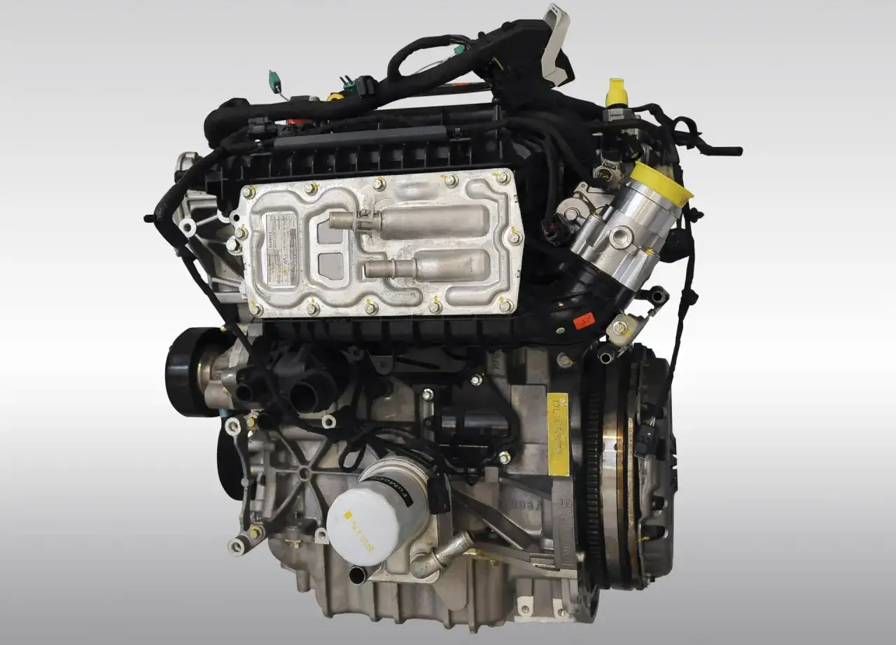 Silnik 1.5 Ecoboost, często chwalony za dynamikę i oszczędność. Widoczny na zdjęciu z licznymi przewodami i elementami.