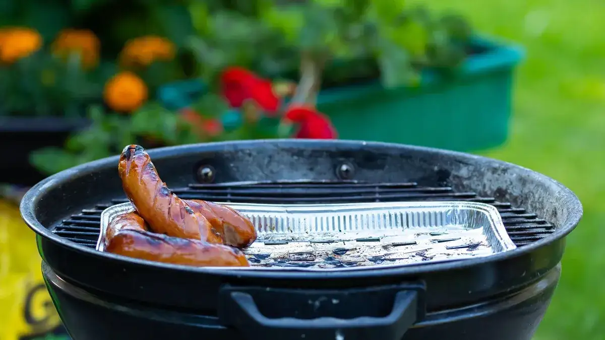 bezpieczne grillowanie kiełbasy tacki