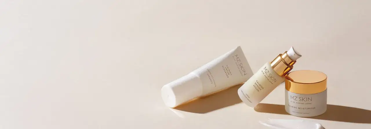 MZ SKIN-produkter för att ta bort rodnad i ansiktet: Calming Cream Cleanser, Calming Rescue Serum och Calming Moisturiser.
