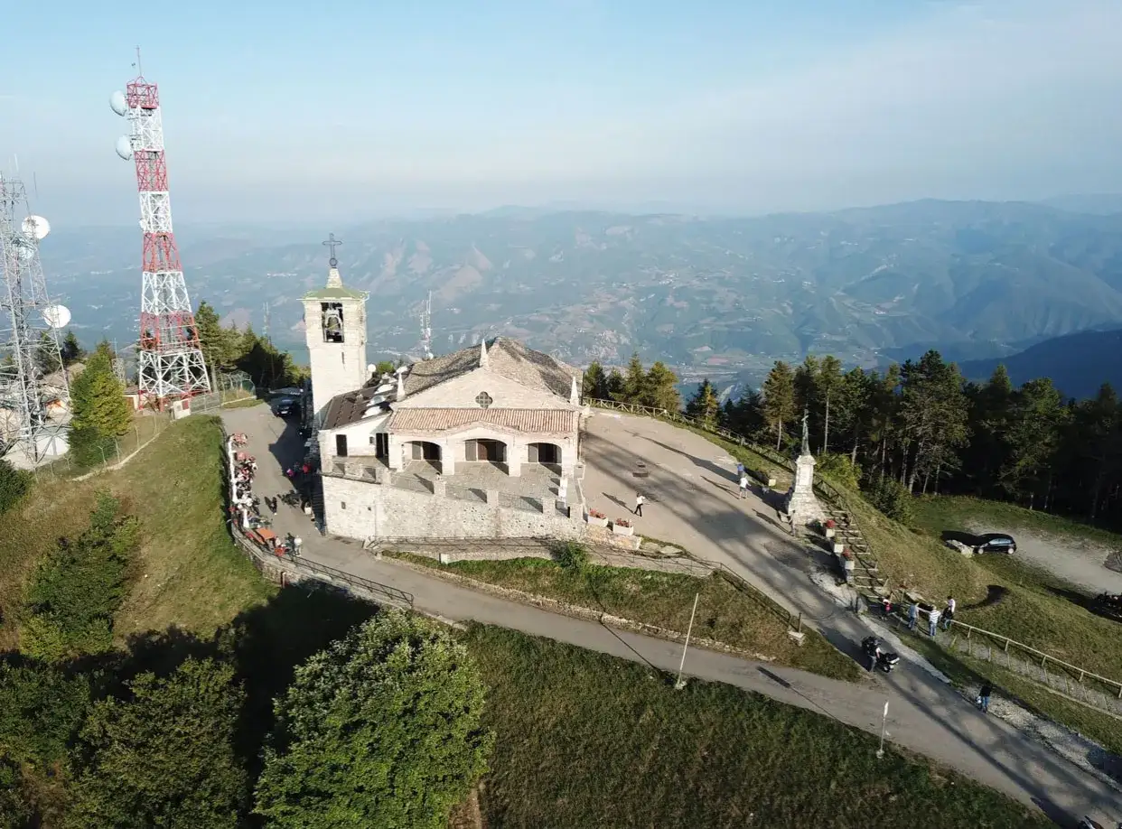 Santuario e antenne sul monte Penice, un luogo da visitare con vista panoramica.