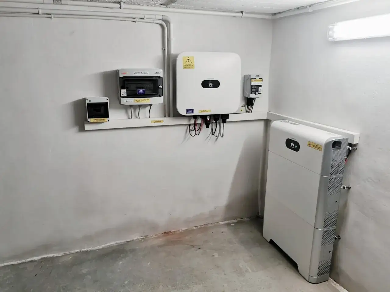 Magazyn energii 10kW na ile wystarczy? System Huawei z falownikiem i baterią, gotowy do zasilania domu.