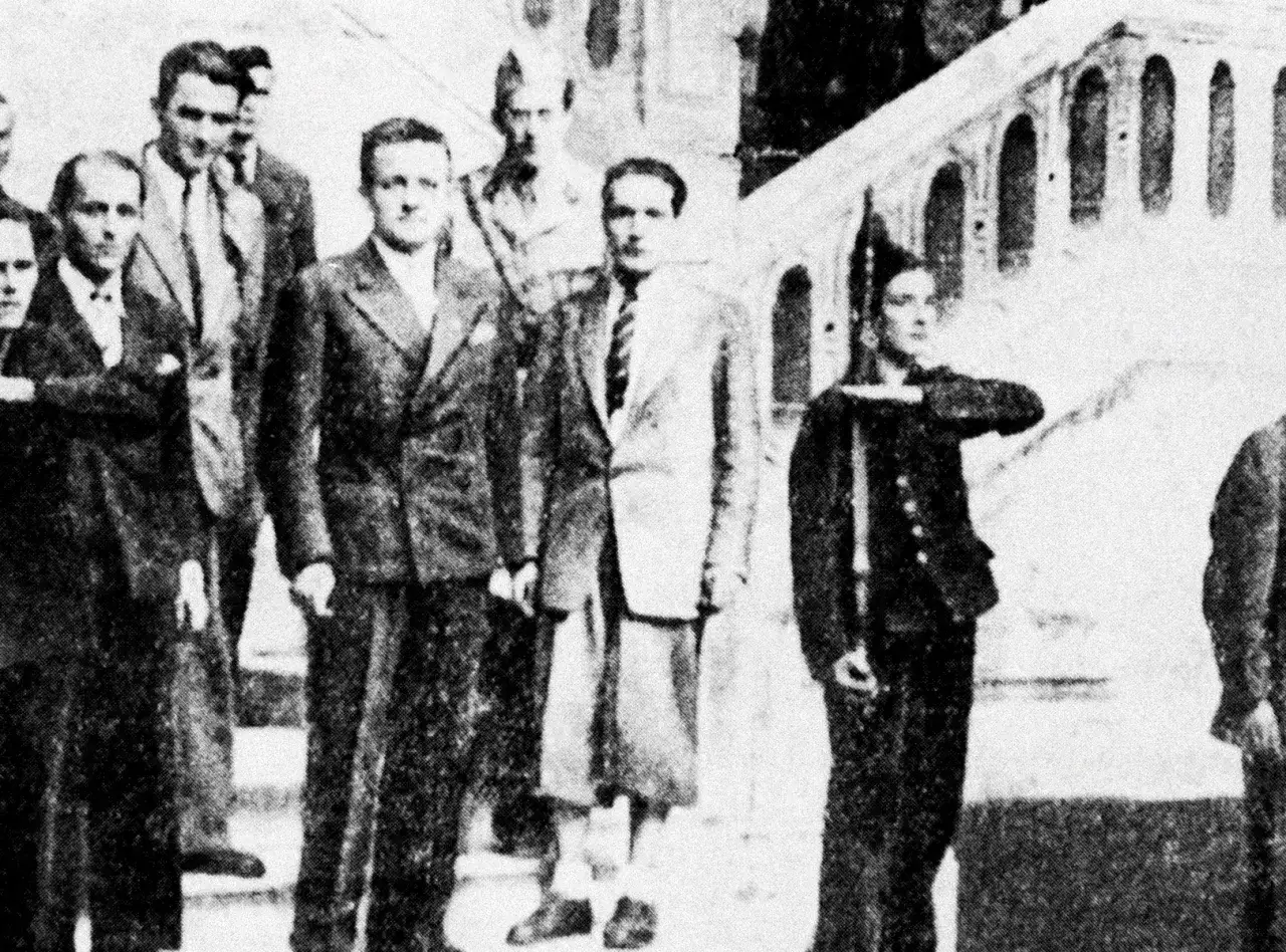 Groupe d'hommes en costume, dont Henri Frenay et Fran&ccedil;ois Mitterrand, posant devant un escalier.