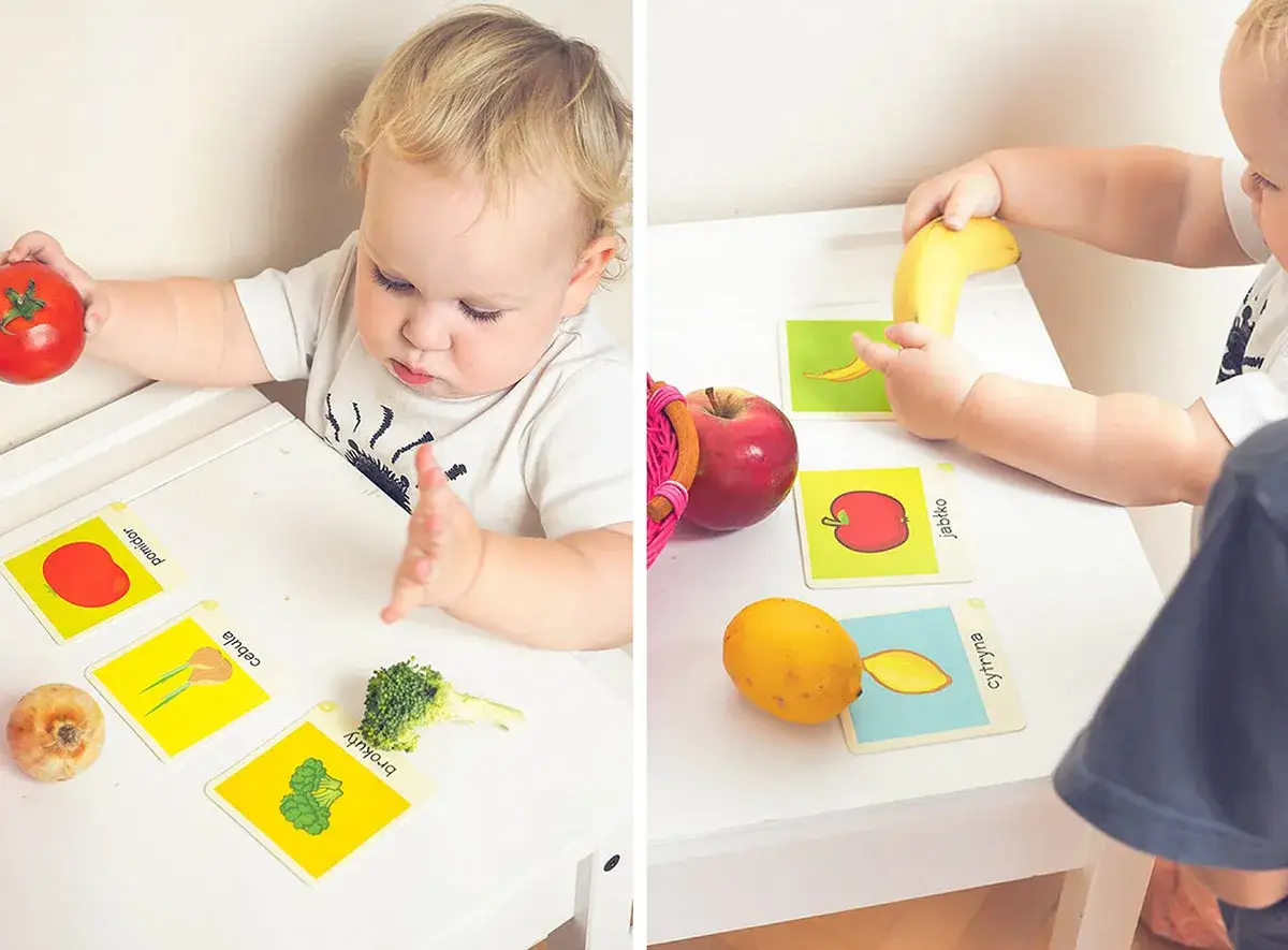 Dzieci bawią się kartami z owocami i warzywami, tworząc własne zabawki Montessori DIY.