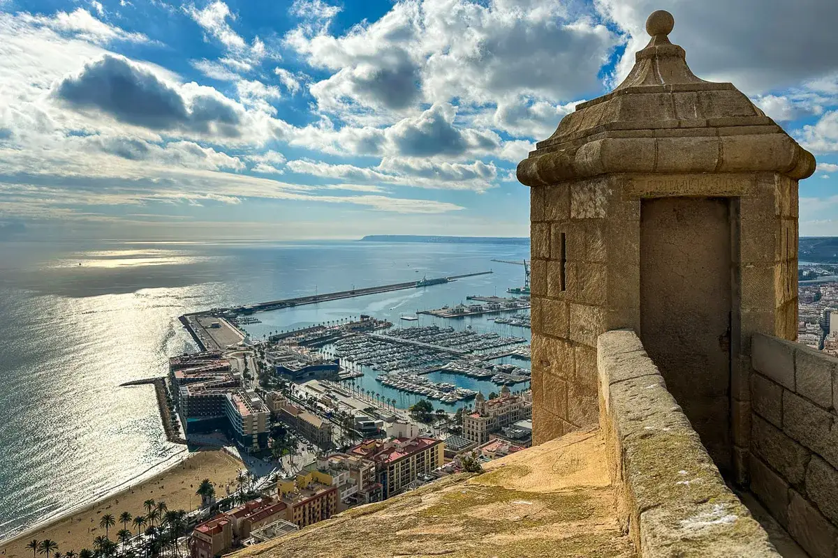 Widok z zamku na port i plażę w Alicante. To miejsce, kt&oacute;re warto zobaczyć, oferuje piękne krajobrazy i historyczne fortyfikacje.