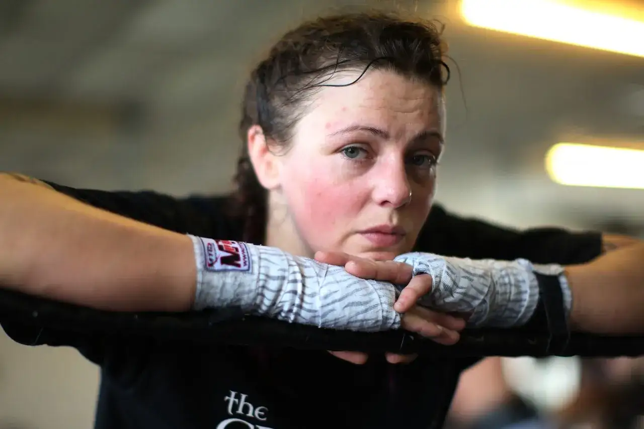 Joanne Calderwood vilar h&auml;nderna, lindade med boxningsbandage, p&aring; en m&ouml;rk yta.